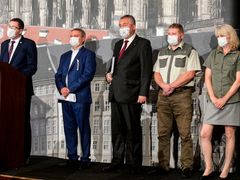 Zleva Jiří Ovčáček, Vratislav Mynář, Marek Nespala, Miloš Balák a Ivana Pokorná na tiskové konferenci.