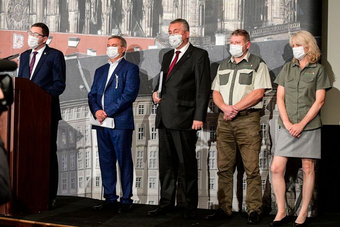 Zleva Jiří Ovčáček, Vratislav Mynář, Marek Nespala, Miloš Balák a Ivana Pokorná na tiskové konferenci.