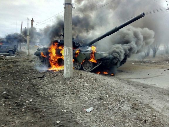 Snímek hořícího ruského tanku v ukrajinském městě Sumy. 27. 2. 2022