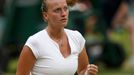 Petra Kvitová v zápase s Kirsten Flipkensovou na Wimbledonu 2013