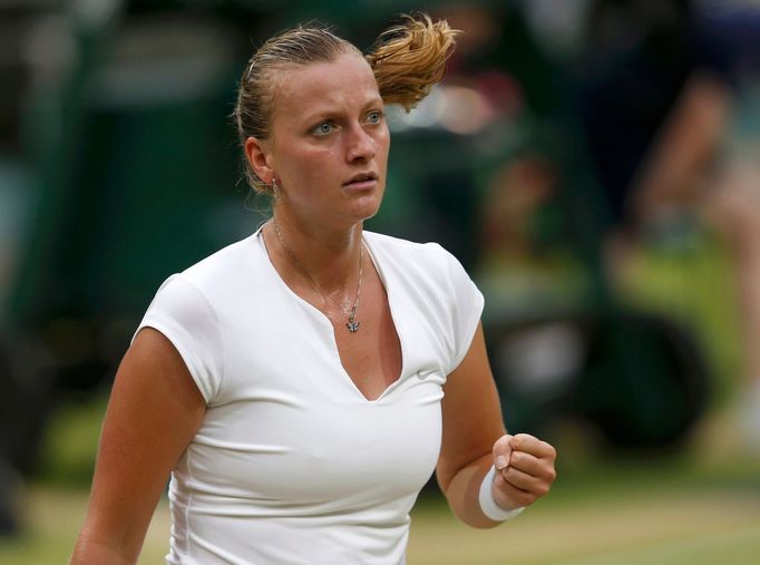 Petra Kvitová v zápase s Kirsten Flipkensovou na Wimbledonu 2013