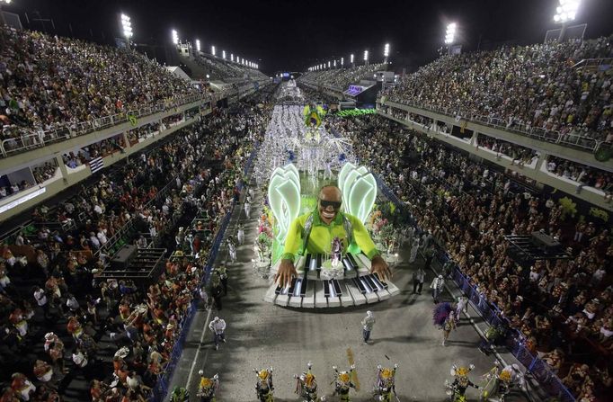 Revellers of Mocidade Independente samba school participate in the annual Carnival parade in Rio de Janeiro's Sambadrome, February 11, 2013. REUTERS/Ricardo Moraes (BRAZIL - Tags: SOCIETY) Published: Úno. 11, 2013, 6:53 dop.