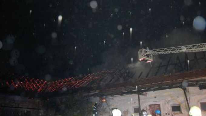 Dvě třetiny střechy byly při příjezdu hasičů v plamenech