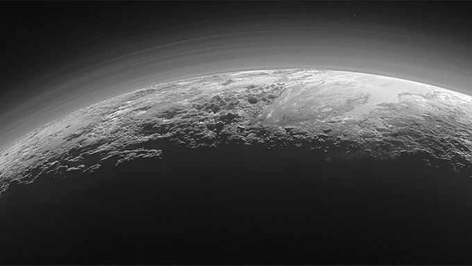 Velehory a ledové pláně, to je trpasličí planeta Pluto. Unikátní snímky NASA