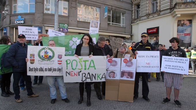 Obrazem: Nejsme pojišťováci! Pošťáci demonstrovali v centru Prahy