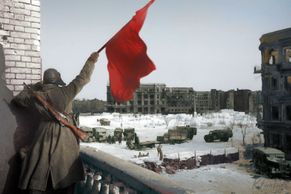 Obrazem: Lenin v hnědém kabátu a rudá vlajka ve Stalingradu. Ruská umělkyně oživuje černobílé snímky