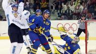 Saku Koivu se raduje z prvního gólu do sítě Švédska ve finále olympijského turnaje.