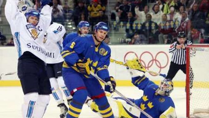 Saku Koivu se raduje z prvního gólu do sítě Švédska ve finále olympijského turnaje.