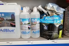 Komentář: Nedostatek AdBlue ukazuje, jak těžké bude opustit uzavřený fosilní kruh