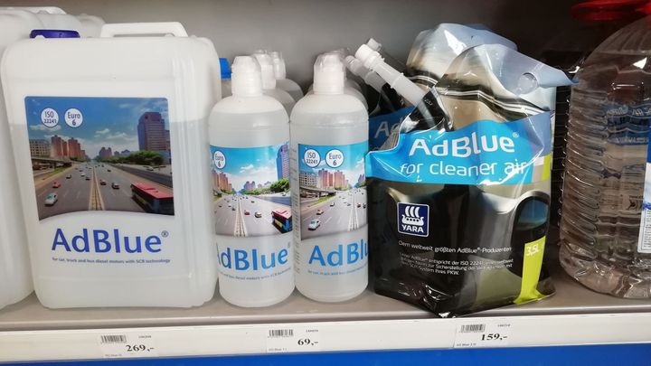 Komentář: Nedostatek AdBlue ukazuje, jak těžké bude opustit uzavřený fosilní kruh; Zdroj foto: Martin Frei