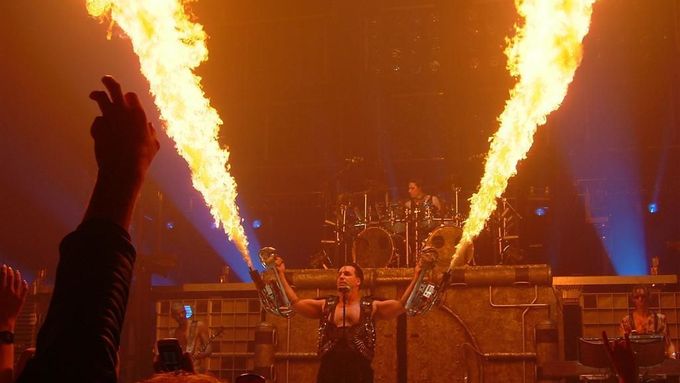 Německá kapela Rammstein je známá využíváním ohňů a pyrotechniky na svých vystoupeních.