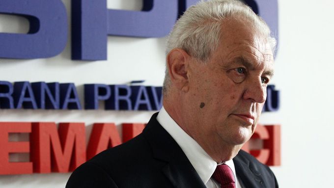 "Nejsem pokladníkem SPOZ, a proto nevím, kteří dárci této straně věnovali či nevěnovali sponzorský dar," řekl předseda strany Miloš Zeman.