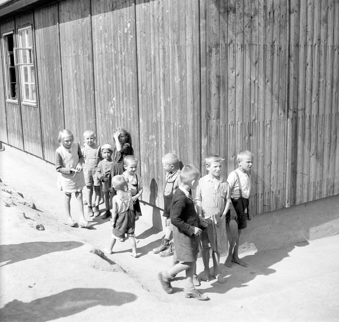 Návštěva zahraničních novinářů v internačním táboře Němců z ČSR v Kladně dne 19. července 1945.