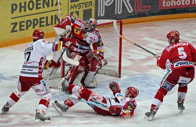 Souboj Slavie s Třincem poznamenaly časté výpady vůči rozhodčím. Na ledě dominovali slávisté a také třineclký brankář Martin Vojtek, jenž patřil k nejlepším Slezanům v sérii.