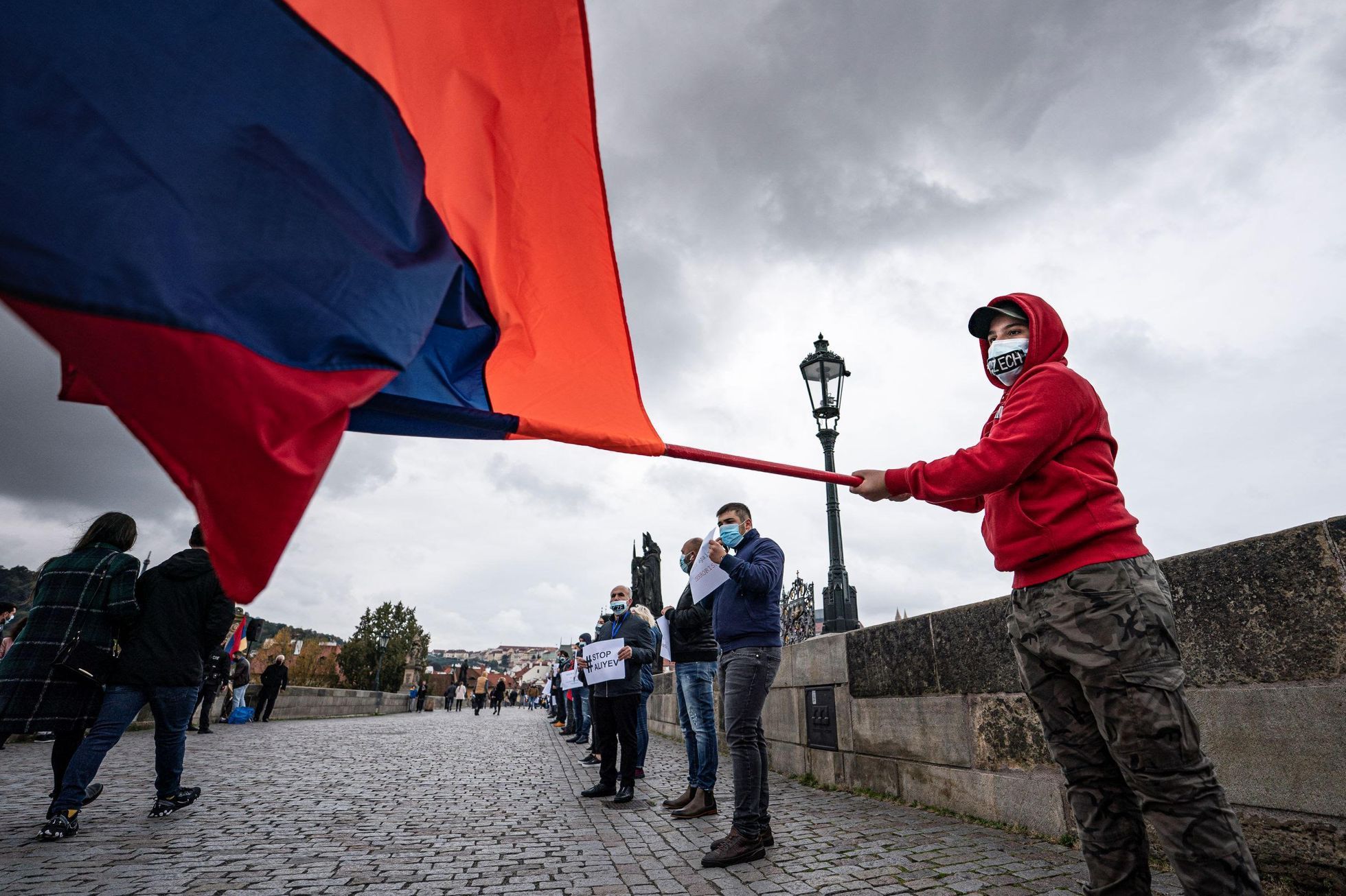 Demonstrace Arménů na Karlově mostě.