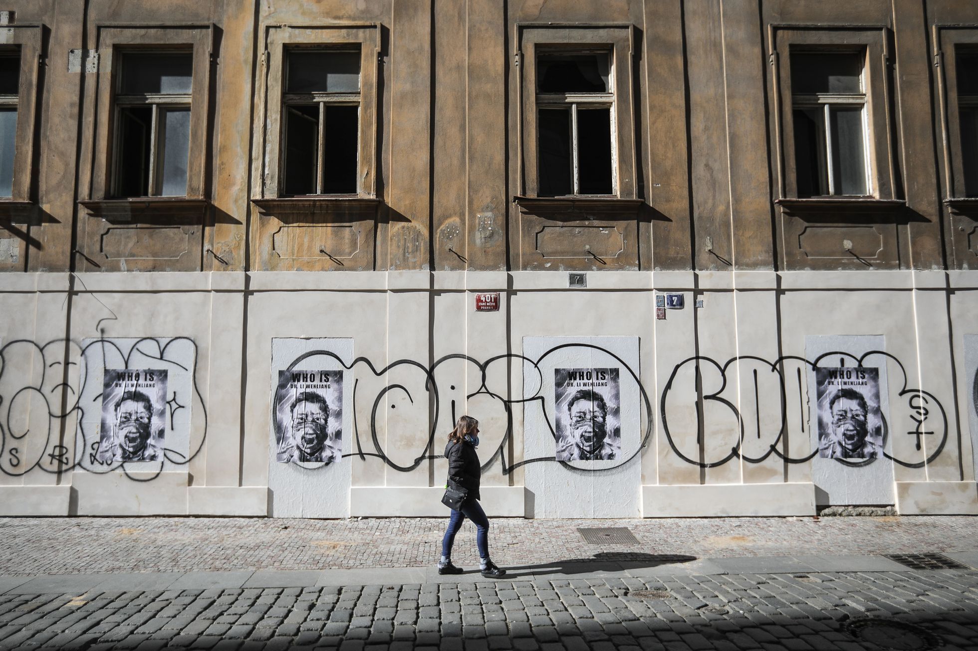 Čínský street art umělec Badiucao v Praze, výlep plakátů