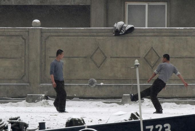 North Korean soldiers play football at a playground along the banks of Yalu River near the North Korean town of Sinuiju, opposite the Chinese border city of Dandong, February 12, 2013. North Korea conducted its third-ever nuclear test on Tuesday, a move likely to anger its main ally China and increase international action against Pyongyang and its new young leader, Kim Jong-un. REUTERS/Stringer (CHINA - Tags: POLITICS MILITARY) Published: Úno. 12, 2013, 7 dop.