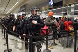 Poslední skupina cestujících prochází bezpečností kontrolou na terminálu v San Francisku. Pak policie přepážku zavře.