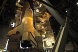 Discovery ponese na oběžnou dráhu plošinu Express Logistic Carrier (ELC). Je to jedna z logistických plošin vybavených elektřinou, datovými přípojkami a mechanickými držáky, které se užívají při práci astronautů ve volném. První dvě plošiny vynesl k ISS raketoplán Atlantis loni v listopadu, poslední plošinu dopraví ke stanici v únoru Endeavour.