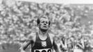 Emil Zátopek vítězí v běžeckém závodu na 10 000 metrů na olympijských hrách v Londýně v roce 1948 na stadionu ve Wembley.