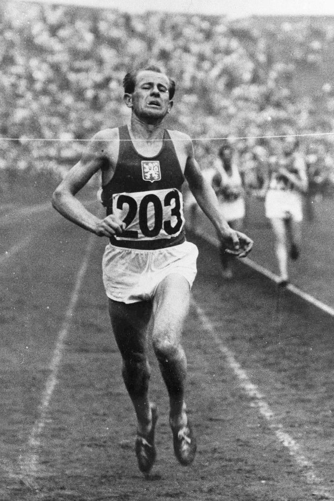 Emil Zátopek vítězí v běžeckém závodu na 10 000 metrů na olympijských hrách v Londýně v roce 1948 na stadionu ve Wembley.