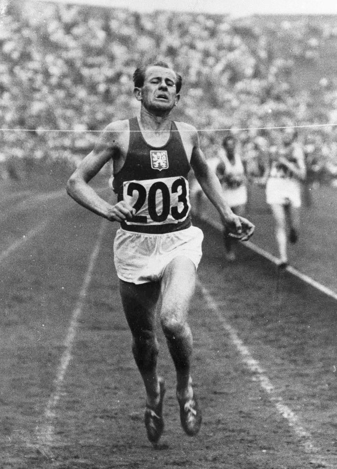 Emil Zátopek vítězí v běžeckém závodu na 10 000 metrů na olympijských hrách v Londýně v roce 1948 na stadionu ve Wembley.