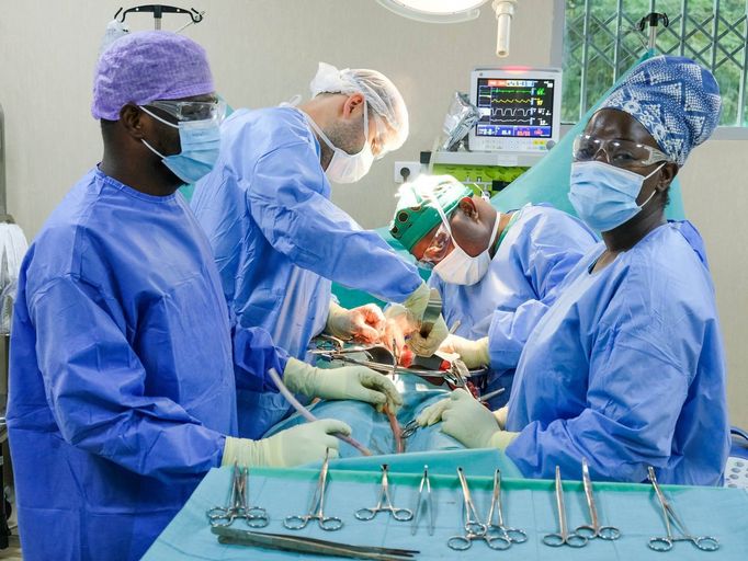 Operace v Malawi probíhali stejně jako kdekoliv v Praze nebo Londýně. Bylo ale méně nástrojů a lékaři si museli dávat o to větší pozor, aby neudělali chybu.