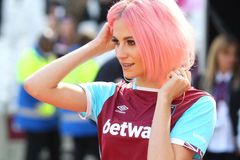 Vtipný a milý, nikdy nepřestane dřít pro tým. Souček učaroval slavné fanynce Hammers