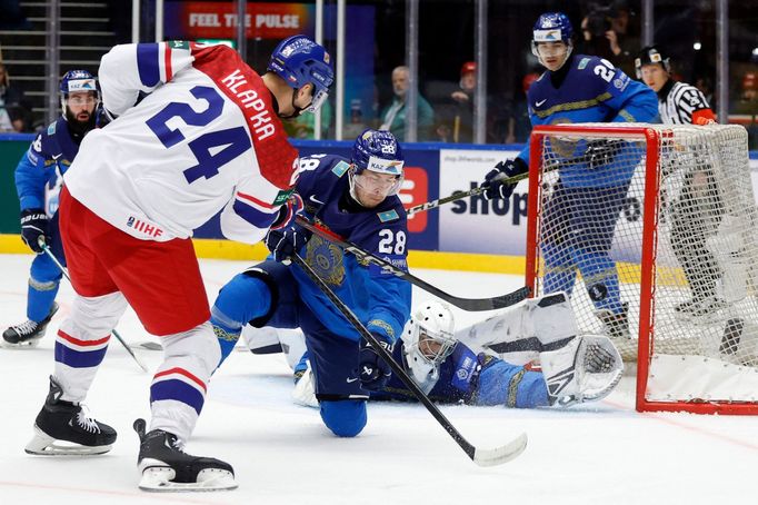 Adam Klapka a Valerij Orechov v zápase MS 2025 Česko - Kazachstán