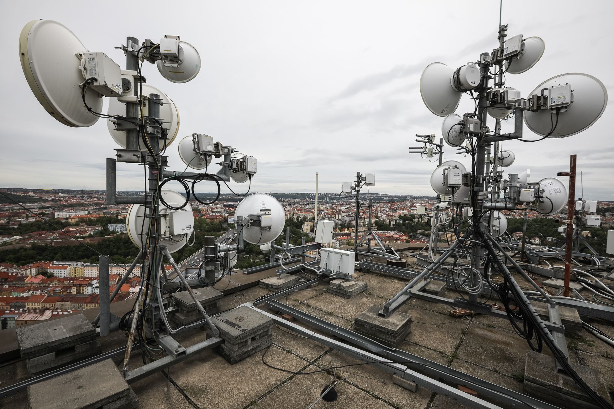 Telekomunikace, radar, operátor, satelit - Výhledy z pražských střech - Corinthia Hotel