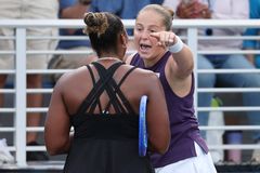 "Nemáš vzdělání." Partnerka Siniakové v ostré hádce, Amerika řeší rasistický podtext