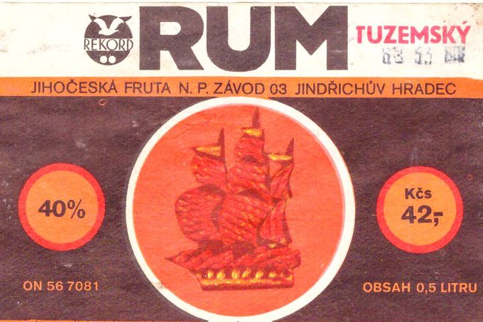Etiketa jindřichohradeckého rumu s plachetnicí z 80. let