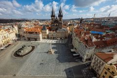 Lidé na Staroměstském náměstí v Praze spontánně uctívají oběti pandemie u křížů, které zde křídou nakreslila iniciativa Milion chvilek pro demokracii. 24 - 25. 3. 2021