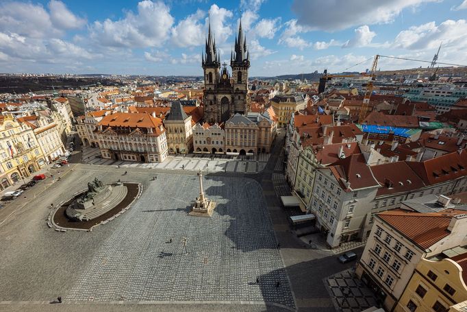 Lidé na Staroměstském náměstí v Praze spontánně uctívají oběti pandemie u křížů, které zde křídou nakreslila iniciativa Milion chvilek pro demokracii. 24 - 25. 3. 2021