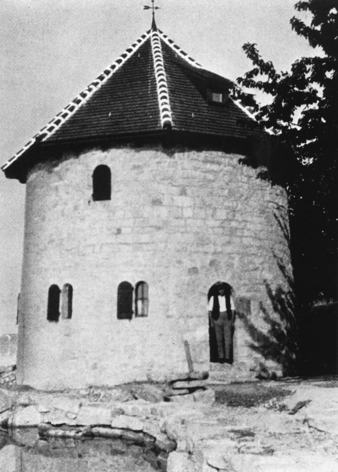 Proslulá Bollingenská věž u Curyšského jezera, kde Jung napsal svá nejvýznamnější psychologická díla.