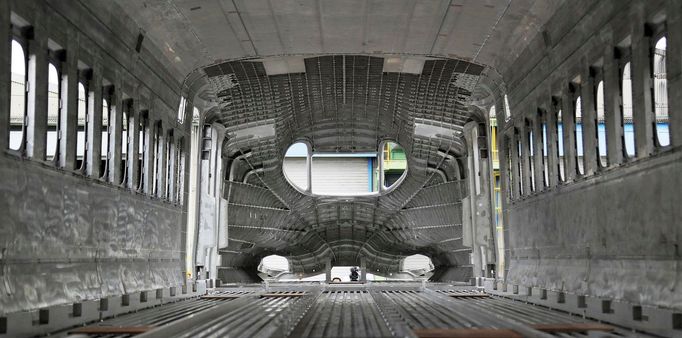 Testovací vůz modelu Tokaido Shinkansen N700S byl představen médiím v závodě Nippon Sharyo v Toyokawě, prefektura Aichi, 1. října 2017.