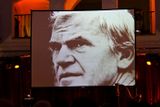 Spisovatel Milan Kundera své příznivce a hosty slavnostního večera pozdravil alespoň z audionahrávky.