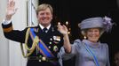 Netherlands' Queen Beatrix (R) and her son Crown Prince Willem-Alexander wave to well-wishers from the balcony of the Royal Noordeinde Palace after opening the new parliamentary year in The Hague in this September 21, 2010 file photo. The Dutch will have their first king in more than 120 years when Willem-Alexander succeeds his mother Queen Beatrix in April 2013, bringing a more hands-off style to the throne at a time when the royal family's political powers are already in decline. To match story DUTCH-MONARCHY/ REUTERS/Jerry Lampen/Files (NETHERLANDS - Tags: POLITICS ROYALS) Published: Dub. 24, 2013, 2:15 odp.