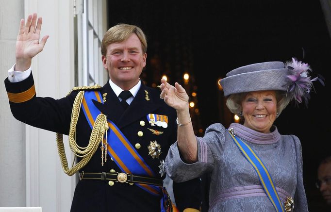 Netherlands' Queen Beatrix (R) and her son Crown Prince Willem-Alexander wave to well-wishers from the balcony of the Royal Noordeinde Palace after opening the new parliamentary year in The Hague in this September 21, 2010 file photo. The Dutch will have their first king in more than 120 years when Willem-Alexander succeeds his mother Queen Beatrix in April 2013, bringing a more hands-off style to the throne at a time when the royal family's political powers are already in decline. To match story DUTCH-MONARCHY/ REUTERS/Jerry Lampen/Files (NETHERLANDS - Tags: POLITICS ROYALS) Published: Dub. 24, 2013, 2:15 odp.