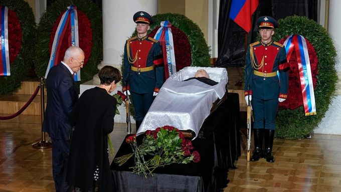 Michail Gorbačov bude po smutečních obřadech pohřben na Novoděvičím hřbitově, kde má vyhrazený hrob po boku své zesnulé manželky Raisy.