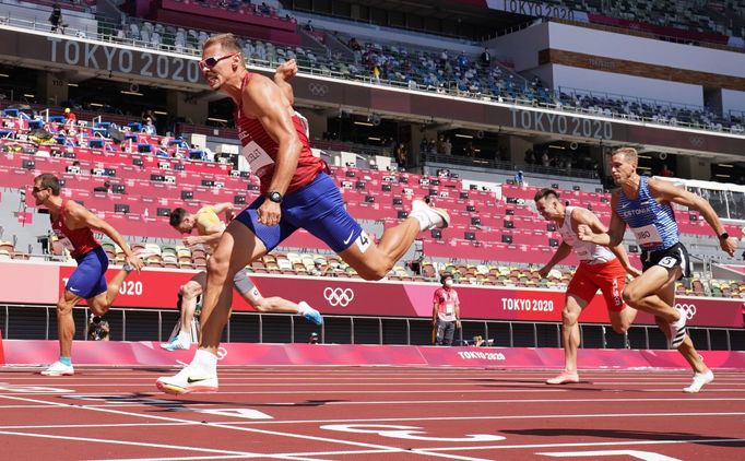 Desetibojaři Adam Sebastian Helcelet a Jiří Sýkora finišují v běhu na 110m překážek na OH 2020.