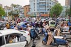 Zapomeňte na pravidla, tady jste v Číně. Nabíjení je tu za hubičku, klakson nutností