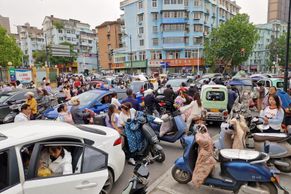 Zapomeňte na pravidla, tady jste v Číně. Nabíjení je tu za hubičku, klakson nutností