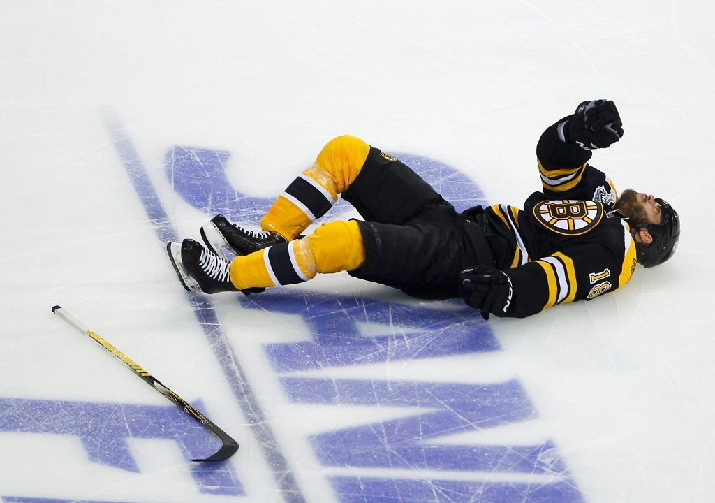 Late hit. Late hit. Siroxakan futbol falcons. дош хамилтон американский футбол. Rob gronkowski: madden nfl curse game.