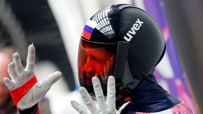 Alexandr Treťjakov se raduje z olympijského triumfu ve skeletonu