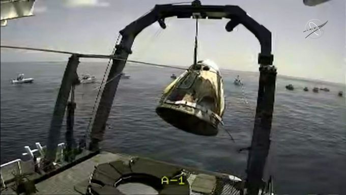 Na hladinu Mexického zálivu v neděli ve 20:48 SELČ úspěšně dosedla americká kosmická loď Crew Dragon se dvěma astronauty.