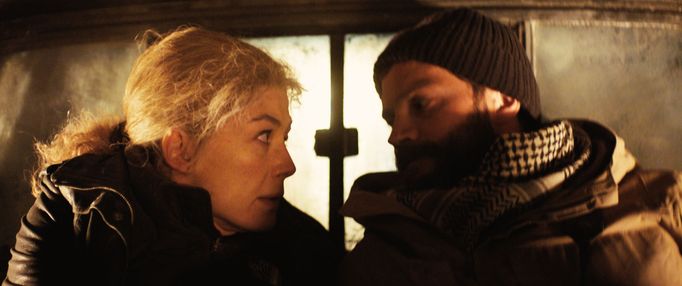 Rosamund Pikeová a Jamie Dornan.