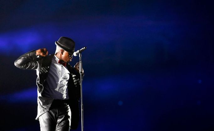 Ne-Yo, který jako první vystoupil na pódium ve tvaru ikonické Jacksonovy rukavice, zdůraznil, že koncert nemá vyvolat kontroverzní atmosféru v souvislosti s právě probíhajícím soudním procesem, v němž je Jacksonův lékař Conrad Murray obviněn z neúmyslného zabití krále popu.