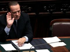 Berlusconi přežil v pátek v pořadí jedenapadesáté hlasování o důvěře svému kabinetu