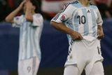 Argentinský fotbalista do dvaceti let Sergio Aguero (vpravo) zklamaně reaguje po jedné ze zahozených šancí v zápase proti Česku.